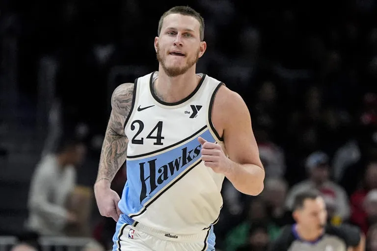 Mathews y Young lideran a Hawks en victoria 117-104 sobre Timberwolves