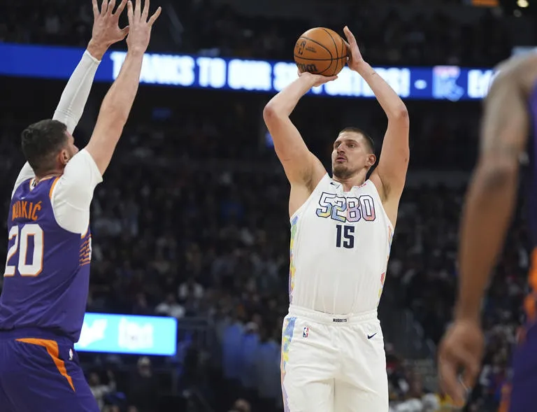 Jokic anota 32 puntos y Nuggets aplastan 117-90 a Suns