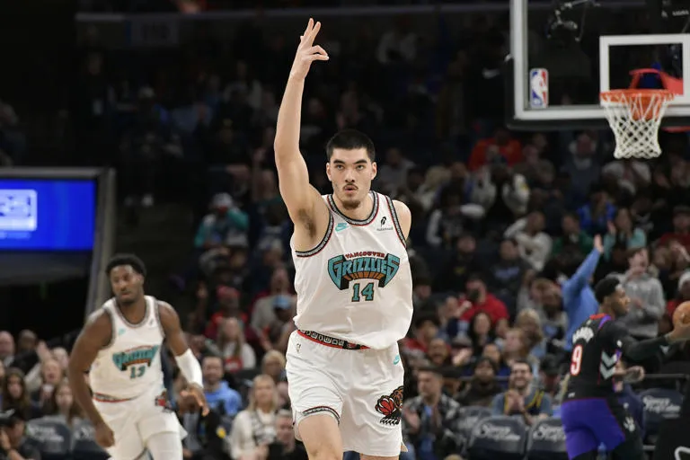 Desmond Bane añadió 19 unidades, Jaylen Wells marcó 17 y Ja Morant tuvo 15 tantos y nueve asistencias mientras Memphis ganaba por tercera vez en cuatro juegos. Toronto perdió su noveno juego consecutivo y cayó a 1-14 fuera de casa. RJ Barrett lideró a los Raptors con 27 puntos, y Scottie Barnes agregó 26. Chris Boucher terminó con 15. Ambos equipos jugaron una defensa porosa durante tres cuartos y cada equipo alcanzó los 100 puntos antes de que comenzó el cuarto periodo. Un estallido de Memphis en el tercero llevó la ventaja a 22. Los 155 puntos fueron los más concedidos por los Raptors esta temporada. A pesar de la racha negativa, Toronto había jugado partidos cerrados recientemente. De los siete anteriores, solo uno se decidió por más de 10 puntos. Memphis lidera la NBA en anotación con 122,7 puntos por juego, y los Grizzlies anotaron 78 en los primeros dos cuartos, su máximo en una mitad esta temporada. ___