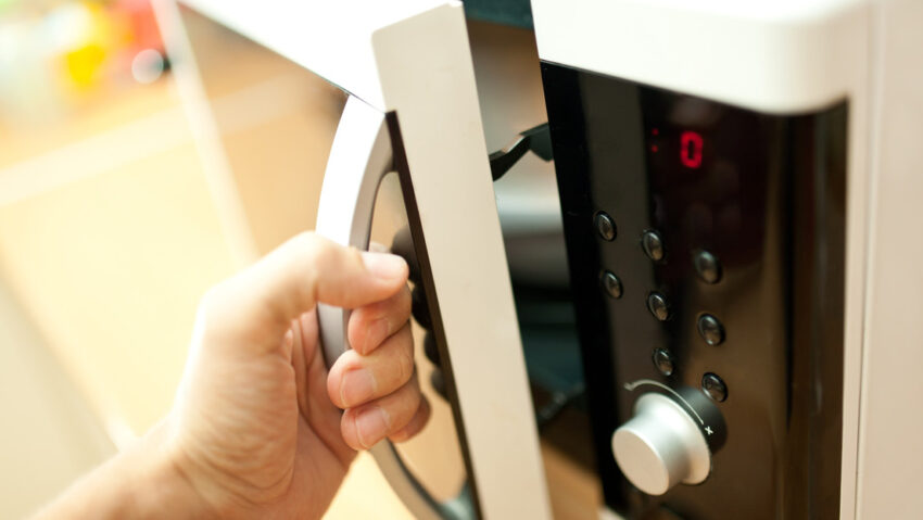 De herramienta útil a 'enemigo': lo que jamás deberías meter en el microondas