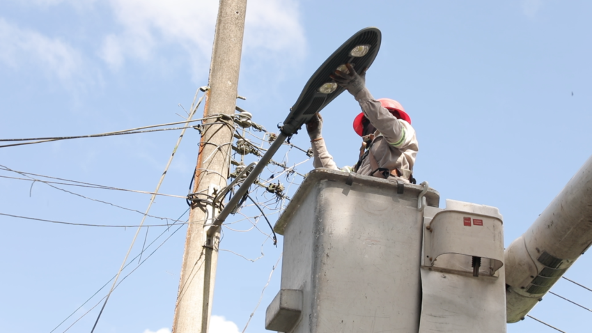 Edeeste mejora el alumbrado público en Chirino, Monte Plata, en beneficio de más de 700 clientes