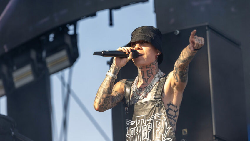 El rapero mexicano Santa Fe Klan celebra la Navidad con disparos al aire