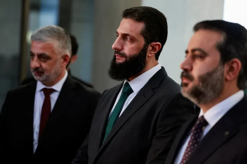 Los nuevos líderes de Siria anunciaron un acuerdo con los grupos armados para su disolución