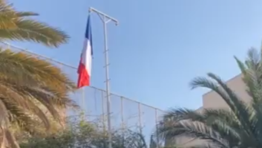 Francia iza su bandera en su embajada de Damasco por primera vez en más de una década