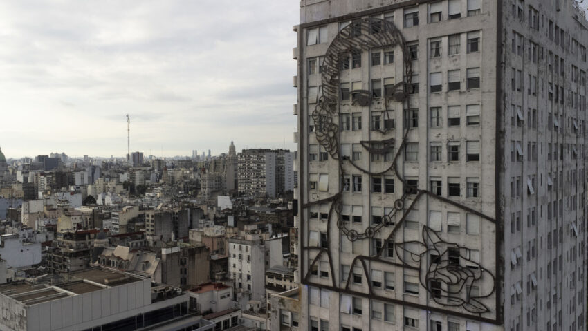 Gobierno de Milei prohíbe el "culto a la personalidad política" en edificios y oficinas del Estado