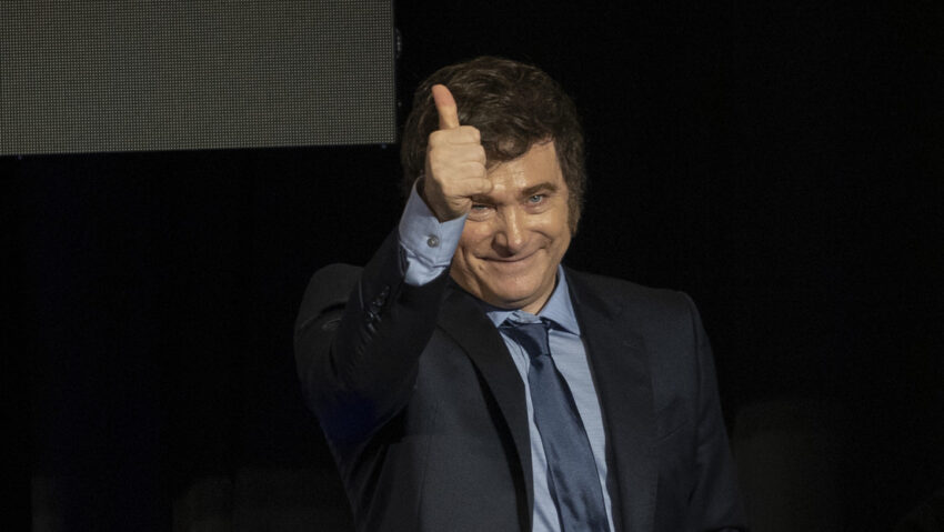 Granaderos tocan 'Panic Show' para Milei