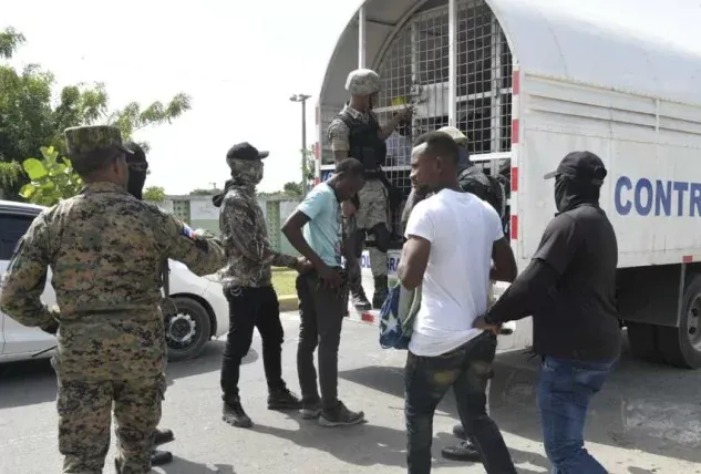 Residentes de Reparto Rosa en SDO dicen vivir entre haitianos que se ocultan para no ser detenidos