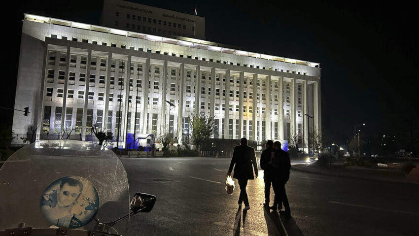 Hombres saquean el Banco Central de Siria