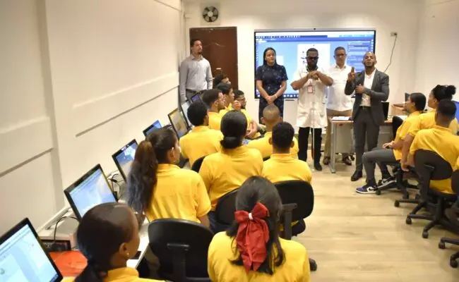 INFOTEP imparte capacitación en diseño gráfico para personas con discapacidad auditiva