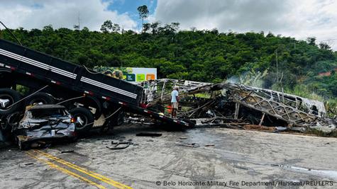 La colisión de un autobús, un camión y un auto deja 22 muertos en Brasil