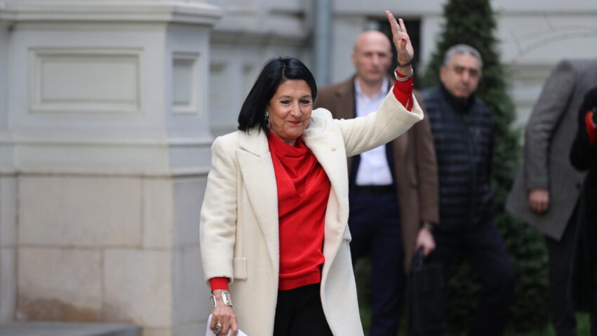 Presidenta saliente de Georgia, que no quería dejar el cargo, abandona el palacio presidencial