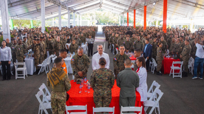 Presidente Abinader almuerza con miembros del Ejército y la Policía Nacional