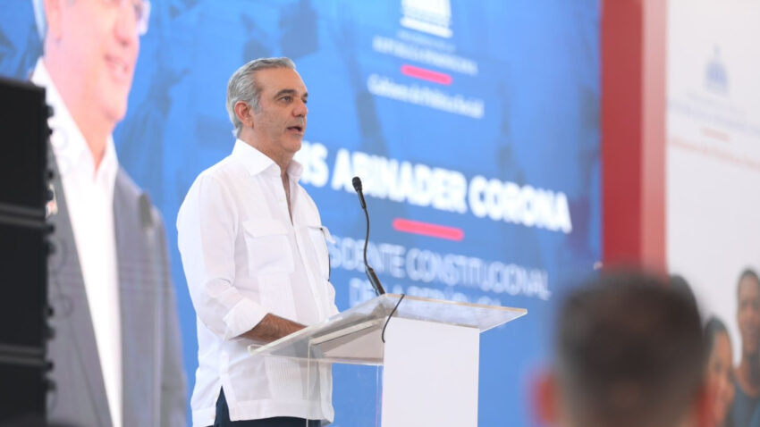 Presidente Abinader pasa revista a proyectos y obras en Barahona; Se reúne con empresarios e inversionistas