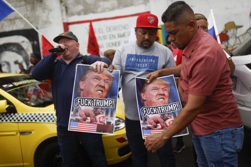 VIDEO: Queman una bandera de EE.UU. y carteles de Trump en Panamá tras amenaza sobre el canal