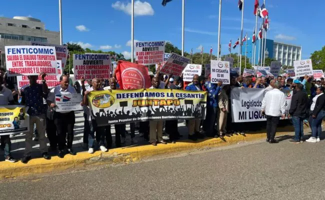 Trabajadores piquetean el Congreso Nacional en contra de que sea tocada la cesantía