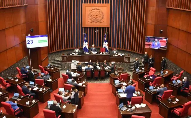 Senado aprueba resolución que solicita a la CNSS y a la SISALRIL incluir cobertura total para procedimiento gigantomastia