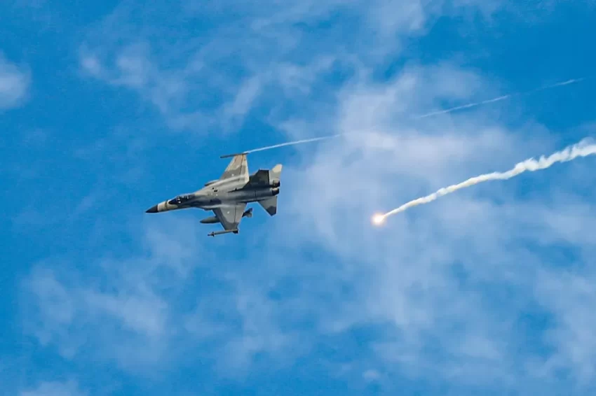 China redobla su acoso a Taiwán: más de 50 cazas y 12 buques del régimen incursionaron cerca de la isla en las últimas horas