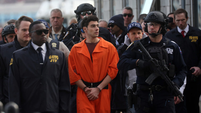 Trasladan al acusado del asesinato de CEO de UnitedHealthcare a un tribunal federal