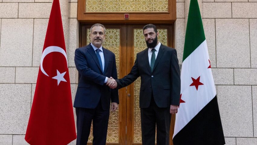 "Turquía siempre estará con Siria": el canciller turco se reúne con el nuevo líder sirio