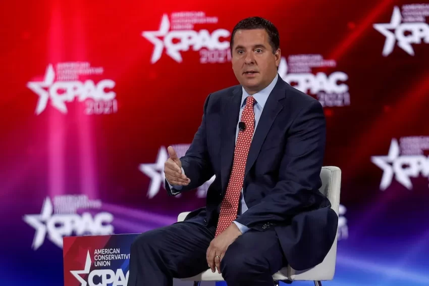 El presidente electo de Estados Unidos, Donald Trump, anunció este sábado el nombramiento de Devin Nunes, director ejecutivo de Truth Social y ex legislador, como presidente del Consejo Asesor de Inteligencia del Presidente, un panel independiente que supervisará las actividades de las agencias de inteligencia del país. “Me complace anunciar que nombraré a Devin Nunes, director ejecutivo de Truth Social, como presidente del Consejo Asesor de Inteligencia del Presidente, que está formado por ciudadanos distinguidos ajenos al Gobierno Federal”, declaró Trump en un mensaje publicado en su red social Truth Social. El Consejo, compuesto por expertos externos al gobierno federal, tiene la tarea de evaluar y asesorar sobre la eficacia de las actividades de la comunidad de inteligencia estadounidense. Trump destacó la trayectoria de Nunes como expresidente del Comité de Inteligencia de la Cámara de Representantes, donde asumió un papel relevante en la investigación sobre la supuesta injerencia rusa en las elecciones presidenciales de 2016. Según el presidente electo, esta experiencia será clave para el nuevo cargo de Nunes, al permitirle proporcionar evaluaciones “independientes y efectivas”. “Su experiencia y su papel clave en la exposición del fraude de Rusia serán de gran utilidad para este nuevo desafío”, afirmó Trump, aludiendo a los esfuerzos de Nunes por criticar las investigaciones del FBI y otras agencias de inteligencia durante el primer mandato de Trump. Trump destacó la trayectoria de Nunes como expresidente del Comité de Inteligencia de la Cámara de Representantes, donde asumió un papel relevante en la investigación sobre la supuesta injerencia rusa en las elecciones presidenciales de 2016 (AP/Alex Brandon/ARCHIVO) Trump destacó la trayectoria de Nunes como expresidente del Comité de Inteligencia de la Cámara de Representantes, donde asumió un papel relevante en la investigación sobre la supuesta injerencia rusa en las elecciones presidenciales de 2016 (AP/Alex Brandon/ARCHIVO) Durante su liderazgo en el Comité de Inteligencia, Nunes denunció que el FBI conspiró contra Trump al investigar los supuestos vínculos entre su campaña y el gobierno ruso. En 2017, un informe de inteligencia concluyó que el presidente ruso, Vladimir Putin, lideró una sofisticada campaña de influencia con el objetivo de perjudicar a la candidata demócrata Hillary Clinton y favorecer a Trump en las elecciones de 2016. Sin embargo, tanto el Kremlin como Trump negaron las acusaciones de interferencia y colusión. El nuevo cargo de Nunes refuerza el enfoque de Trump en reformar y supervisar la comunidad de inteligencia de Estados Unidos de cara a su segunda legislatura, que comenzará el próximo 20 de enero. Por medio de otro comunicado en la misma red social, Donald Trump, anunció la designación de Richard Allen Grenell como Enviado Presidencial para Misiones Especiales en su próxima administración. Grenell, quien anteriormente ocupó el cargo de embajador en Alemania y fue director interino de Inteligencia Nacional durante el primer mandato de Trump, asumirá un rol estratégico enfocado en algunas de las regiones más conflictivas del mundo, entre ellas Venezuela y Corea del Norte. Trump resaltó la trayectoria de Grenell, quien también se desempeñó como enviado presidencial especial para las negociaciones de paz entre Kosovo y Serbia durante la administración Trump entre 2017 y 2021. Grenell, quien anteriormente ocupó el cargo de embajador en Alemania y fue director interino de Inteligencia Nacional durante el primer mandato de Trump, asumirá un rol estratégico enfocado en algunas de las regiones más conflictivas del mundo, entre ellas Venezuela y Corea del Norte Grenell, quien anteriormente ocupó el cargo de embajador en Alemania y fue director interino de Inteligencia Nacional durante el primer mandato de Trump, asumirá un rol estratégico enfocado en algunas de las regiones más conflictivas del mundo, entre ellas Venezuela y Corea del Norte Asimismo, destacó que Grenell trabajó durante ocho años en el Consejo de Seguridad de las Naciones Unidas, enfocándose en asuntos relacionados con Corea del Norte y otras crisis internacionales. “Ric seguirá luchando por la paz a través de la fuerza y siempre pondrá a los Estados Unidos en primer lugar”, afirmó Trump, subrayando además la sólida preparación académica y diplomática del funcionario. (Con información de Europa Press y Reuters)