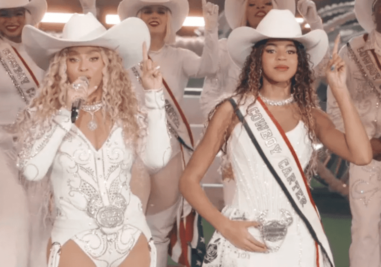 Beyoncé y su hija Blue Ivy deslumbran en show de Navidad de la NFL