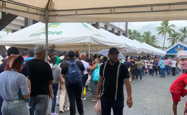 Aunque satisfechos por bajos precios, compradores se quejan por falta de organización en feria de INESPRE en Ciudad Ganadera
