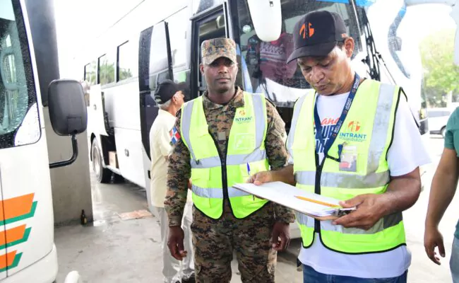 INTRANT realiza operativos de inspección visual vehicular en paradas de autobuses
