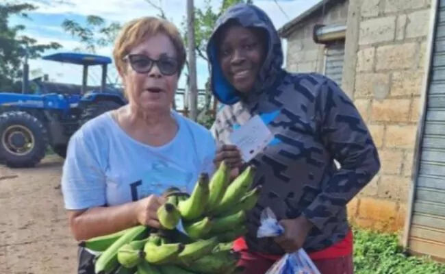 Lila Alburquerque reparte racimos de plátanos a falta de cajas y fundas navideñas