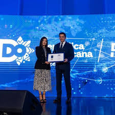 Ministro Collado recibió tres reconocimientos para RD en México durante Roadshow