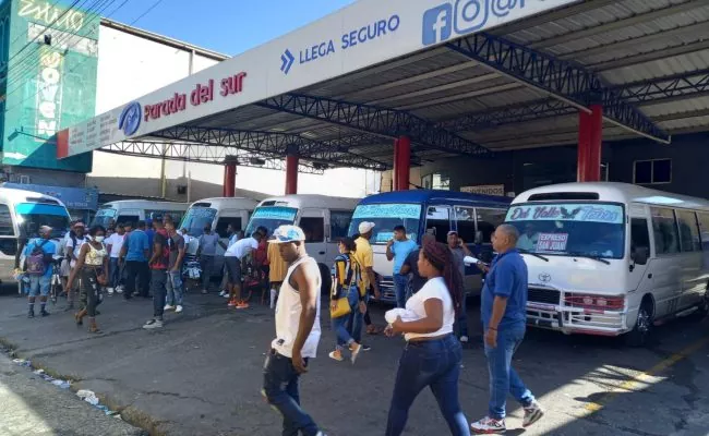 Paradas de autobuses todavía lentas; despachadores de guaguas esperan un aumento de pasajeros durante el fin de semana
