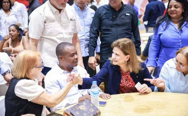 Veintiséis años después damnificados del huracán Georges reciben techo propio; Raquel Peña entregó 50 viviendas en SC y compartió almuerzo con 600 comunitarios