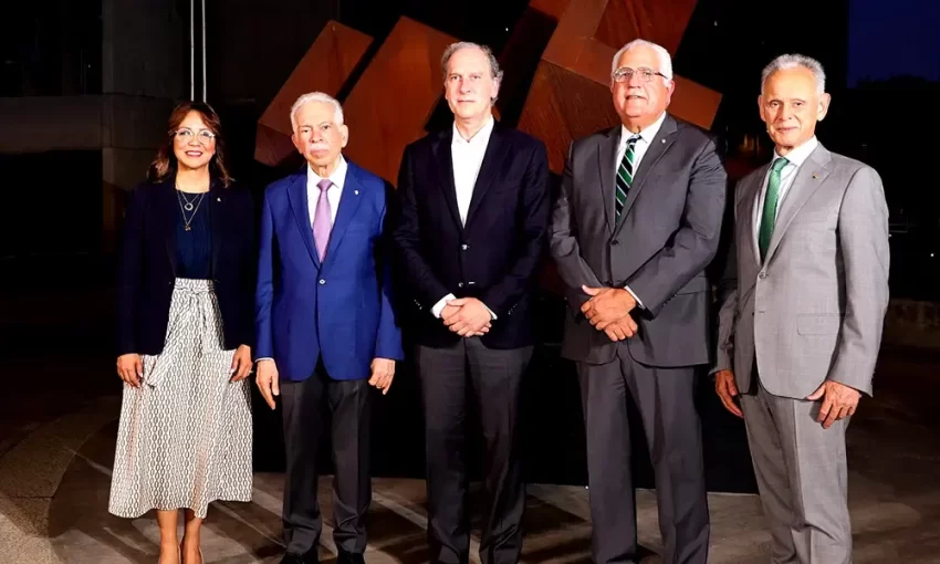 Develan obra del artista español Arturo Berned