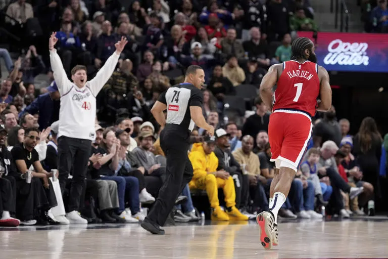 Harden anota 40 puntos y Clippers vencen a Bucks por 127-117 para cortarles buena racha