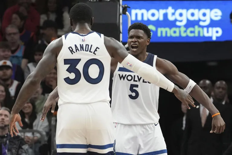 Anthony Edwards anota 33 puntos y los Timberwolves vencen 121-113 a los Suns