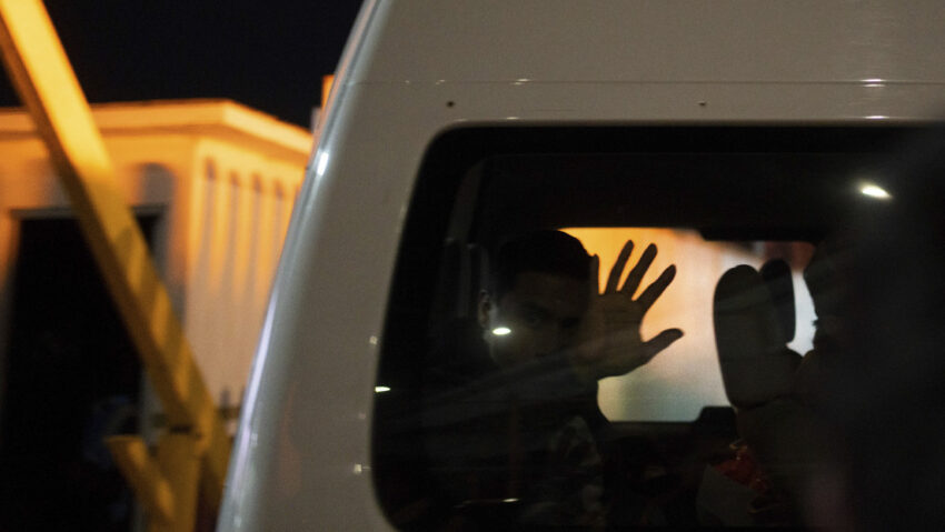 Casa Blanca: Colombia acepta a los migrantes y "se mantendrán en reserva" los aranceles y las sanciones