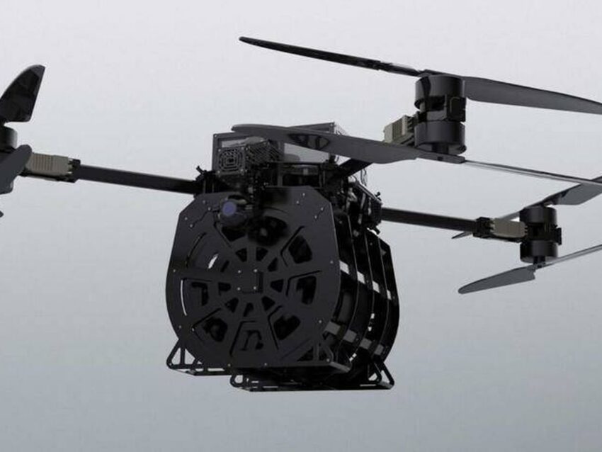 Detectado y destruido", dice el comunicado de la cartera de Defensa rusa. Previamente, el organismo divulgó imágenes de la destrucción de una camioneta de las Fuerzas Armadas de Ucrania por un dron ruso. En el breve video, grabado con una cámara montada en el dron kamikaze, se ve al vehículo aéreo no tripulado acercarse rápidamente a su objetivo mientras el auto se encuentra detenido en un camino de tierra en una pequeña zona arbolada cerca de un campo cubierto de nieve.