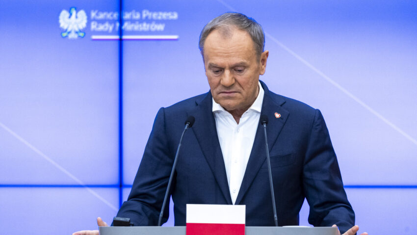 Hungría tacha de "agente de Soros" al primer ministro polaco