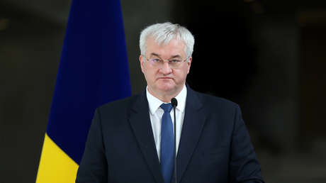 Kiev confirma la prohibición de negociaciones directas con Moscú En octubre de 2022, en Ucrania entró en vigor el decreto que prohíbe cualquier contacto con los dirigentes rusos. La prohibición del líder del régimen de Kiev, Vladímir Zelenski, de negociar con los dirigentes rusos sigue vigente, afirmó el ministro de Asuntos Exteriores de Ucrania, Andréi Sibiga, en una entrevista a medios locales publicada este miércoles.  Al responder a una pregunta sobre las posibles negociaciones con Rusia, Sibiga aclaró que por el momento no se ha planteado la cuestión de las conversaciones con Moscú en ningún formato. "A día de hoy, esta decisión del Consejo de Seguridad Nacional y Defensa de Ucrania (RNBO, por sus siglas en ucraniano) es válida", aseveró el político. En este contexto, Sibiga sostuvo que Kiev todavía espera a que se establezcan los contactos oficiales con la Administración entrante del presidente electo de EE.UU., Donald Trump, para discutir los siguientes pasos hacia una posible solución del conflicto.  Por otro lado, subrayó que Ucrania debe convertirse en miembro de la OTAN, ya que esto supondría una garantía de seguridad no solamente para el país eslavo, sino, sobre todo, para la propia Alianza. "El ingreso de Ucrania en la OTAN es una prioridad inquebrantable y la única garantía efectiva de seguridad para nuestro país", enfatizó Sibiga, añadiendo que nada puede sustituir la membresía en la alianza. Con respecto a las posibles negociaciones entre Moscú y Kiev, la parte rusa ha subrayado en reiteradas oportunidades que está dispuesta a dialogar, mientras que el líder del régimen de Kiev todavía se niega a derogar el decreto que desde finales de 2022 prohíbe todo contacto con los dirigentes rusos.  Si bien en julio de 2024 Zelenski consideró la posibilidad de negociar con Moscú durante la segunda ronda de la denominada 'cumbre de paz', promovida por Kiev, el ministro de Asuntos Exteriores ruso, Serguéi Lavrov, comentó que Rusia no participaría en este evento aunque la invitaran.  En este sentido, recordó que, en octubre, habían tenido lugar reuniones en el marco de los preparativos para la segunda 'cumbre de paz' sobre la crisis ucraniana, y que se preveía invitar a Rusia con el objetivo, según dijo, de darle "una especie de ultimátum". "He dejado en claro muchas veces que no vamos a participar en 'la cumbre de la paz' aunque recibamos una invitación", subrayó el ministro ruso.  