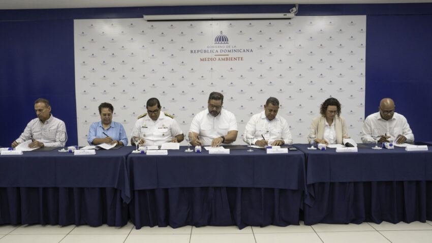 Medio Ambiente firma acuerdo interinstitucional que inicia la Temporada 2025 de Observación de Ballenas Jorobadas en Samaná