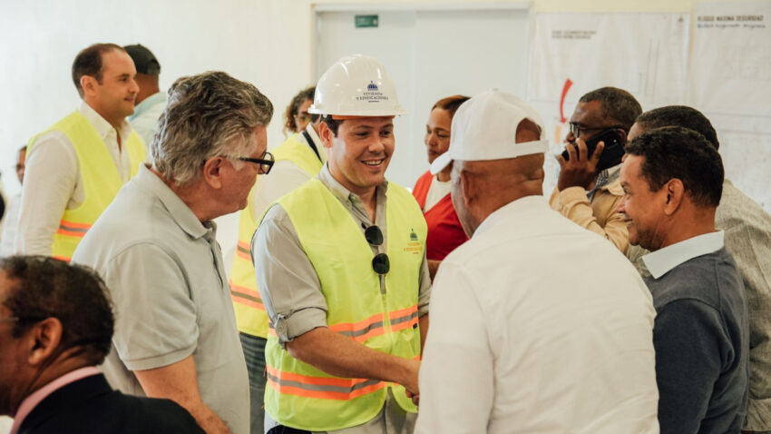 Ministro de Vivienda y Edificaciones supervisa avances en construcción de centros penitenciarios en San Juan y Barahona