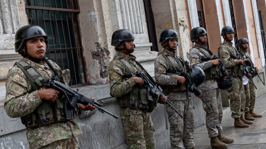 Perú militariza una ciudad tras atentado contra una sede de la Fiscalía