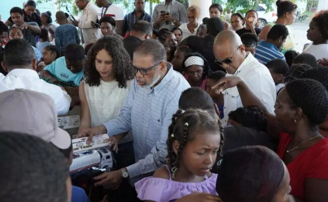 Desarrollo de la Comunidad entrega juguetes en hospital Robert Reid Cabral, barrios de SDE y Boca Chica