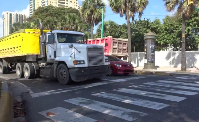 Intrant y ADN prohíben circulación de vehículos pesados en el Malecón de Santo Domingo para evitar accidentes