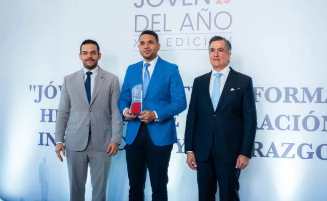 Ministro de la Juventud recibe galardón en la XIII Edición del Premio Joven del Año