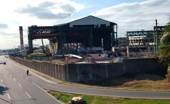 Avanzan los trabajos de desmantelamiento de la edificación que albergaba a Metaldom en el malecón