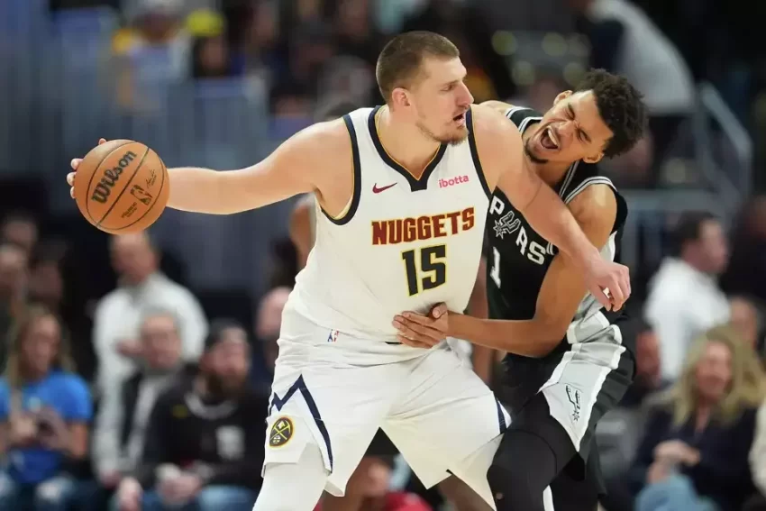 Jokic y Nuggets vencen 122-111 a Spurs en tiempo extra en el cumpleaños 21 de Wembanyama