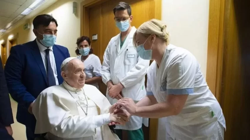 El Vaticano informó que el papa Francisco continúa con evolución favorable tras su hospitalización por neumonía