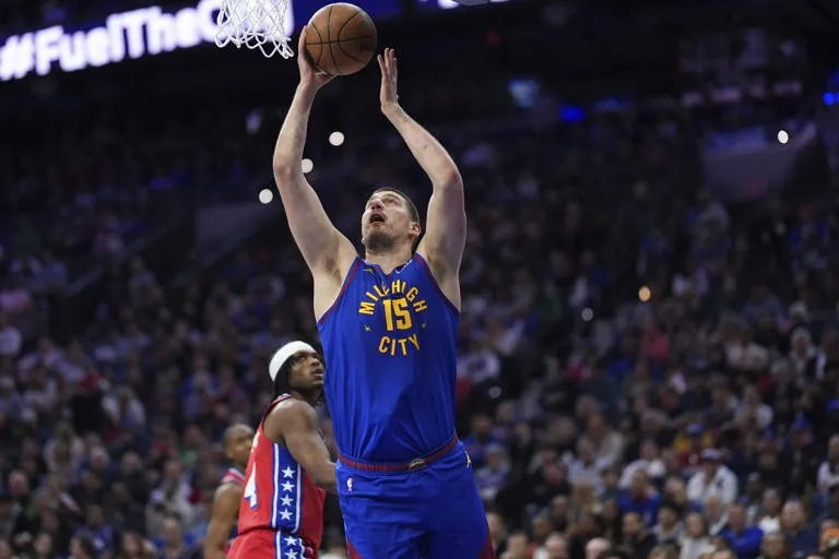 Jokic encesta triple decisivo a 39 segundos del final; Nuggets superan 137-134 a 76ers