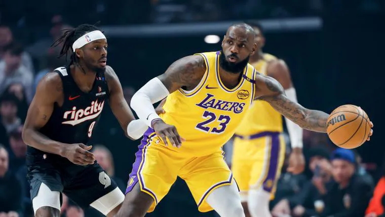 LeBron James consigue el doble-doble más inusual en la victoria de los Lakers sin Doncic
