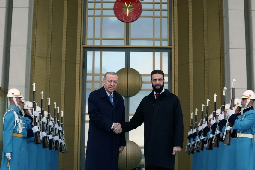 El presidente interino de Siria se reunió con en Turquía con Erdogan, uno de los aliados clave del gobierno de transición